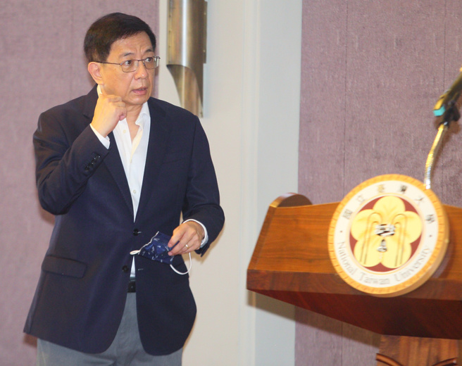 民进党桃园市长参选人林智坚遭控台湾大学硕士学位论文涉嫌抄袭，台大9日上午召开记者会，校长管中闵（如图）表示，没有学术伦理与诚信，就没有学术名誉，所以台大一定坚持标准，维护近百年的学术名誉。（张铠乙摄）