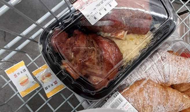 一名網友在好市多目睹有阿嬤拿走一大把豬腳附的芥末醬包。(翻攝自Costco好市多 商品經驗老實說 )