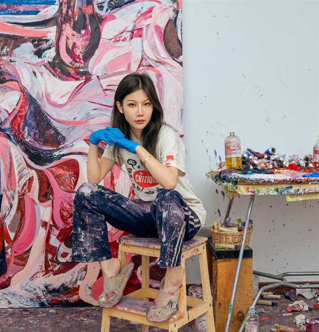 張子飄作品色彩濃豔，以變形的花卉為繪畫語言。（厲蔚閣提供）