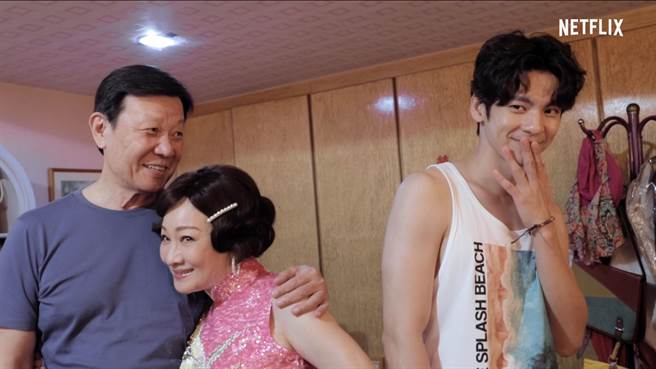 比莉倒在寇世勋怀中还紧牵林柏宏的手。（NETFLIX提供）