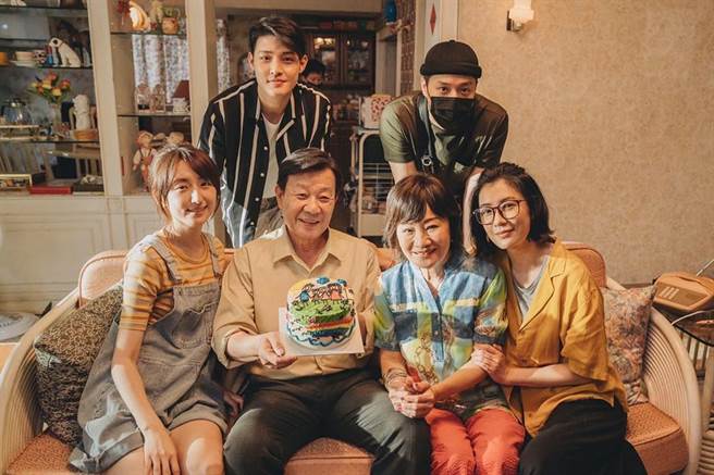 欢庆父亲节，寇世勋儿子寇家瑞与比莉儿子周汤豪惊喜探班。（NETFLIX提供）