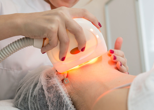 妇人为了摆脱双下巴，接受美容紧致疗程，不料却留下恐怖后遗症。（示意图／达志影像）