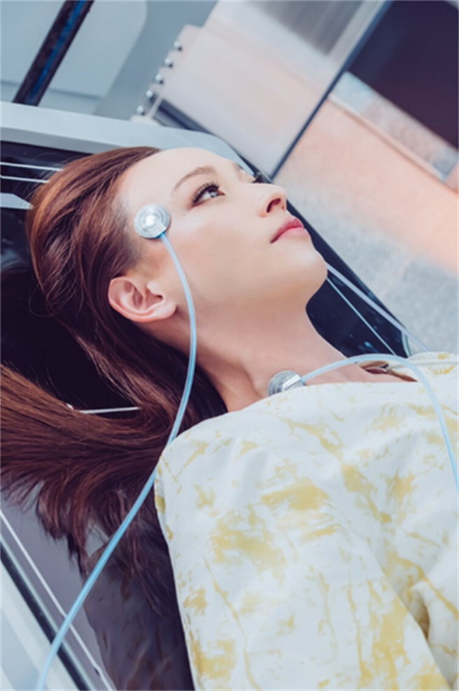 姚以緹演出AI機器人須全神貫注保持「機械感」。（華影提供）