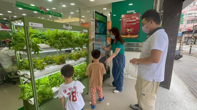 信义房屋文湖国小店在店门口打造开心农场，牵起与附近住户的深度连结。（图/信义房屋提供）