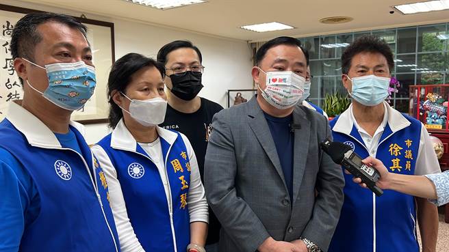 国民党籍的桃园市议会议长邱奕胜肯定学术单位还调查官余正煌公道，也认为市长参选人诚信应该摆在第一位。(蔡依珍摄)