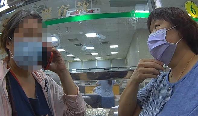 桃園市大園區一名婦人（左）近日遇上網路投資詐騙，百萬存款險遭騙走。（翻攝畫面／蔡明亘桃園傳真）