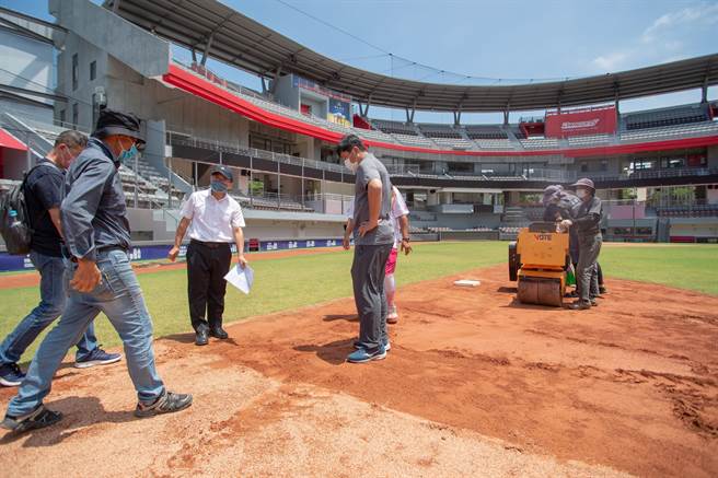 新竹棒球场改善小组持续邀专家、球员给予专业意见，近日至现场勘查并展开第2次小组会议，确定再改善4大层面。（新竹市政府提供／陈育贤新竹传真）