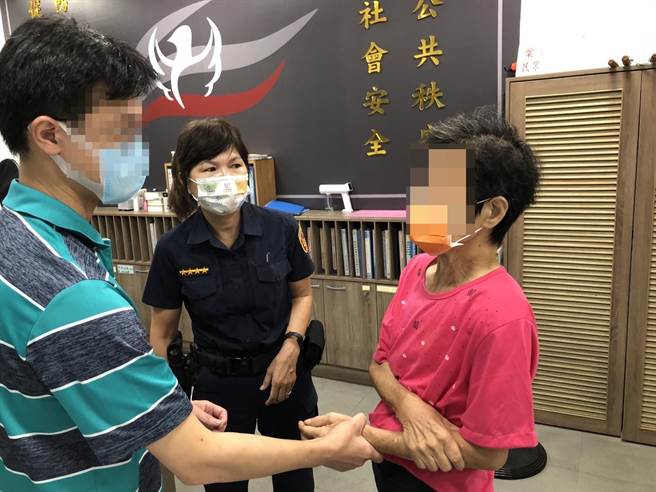 太平警分局新平派出所细心女警巡逻发现江妇疑似迷路，带返派出所细心查询，也连络到妇人儿子。（太平警分局提供／冯惠宜台中传真）
