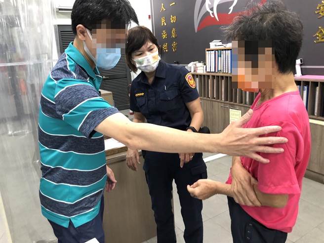 江妇儿子到派出所后眼眶泛红，道出要工作养家又要照顾失智母的辛酸，也感谢警方热心为民服务。（太平警分局提供／冯惠宜台中传真）