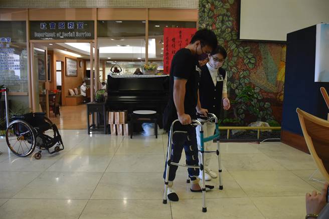 简先生因脊随损伤，胸部以下均瘫痪无知觉，需靠轮椅行动，去年底到花莲进行自体骨髓间质干细胞治疗与积极復健，现在不仅能站起来，还能拿着助行器缓步行走。（罗亦晽摄）
