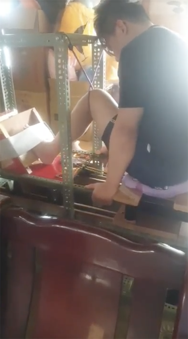 简先生因脊随损伤，胸部以下均瘫痪无知觉，需靠轮椅行动，去年底到花莲进行自体骨髓间质干细胞治疗，并利用母亲制作的专属的復健器材积极復健后，现在不仅能站起来，还能拿着助行器缓步行走。（花莲慈济医院提供／罗亦晽花莲传真）