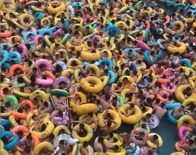 大陆一名男子带妻儿去水上乐园玩，发现泳池里全是人，每个人几乎前胸贴后背，让人看了不敢下水。(图翻摄自微博/沸点视频)