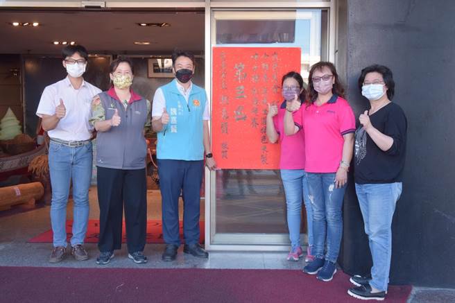 花莲宗泰食品伴手礼获奖，市长魏嘉贤、农粮署东区分署长徐煇妃贴红榜祝贺。（花莲市公所提供／王志伟花莲传真）