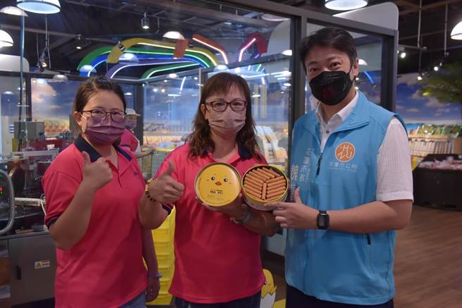 市长魏嘉贤推荐在地伴手礼。（花莲市公所提供／王志伟花莲传真）