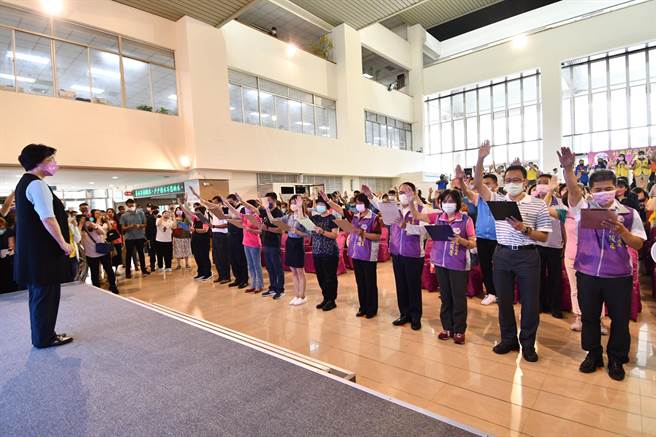 王惠美表示，「全民雞婆心運動」從縣府各局處、鄉鎮公所、村里長、慈善單位等合作，建構完善的社會安全網，公私部門共同守護鄉親安全。（吳建輝攝）