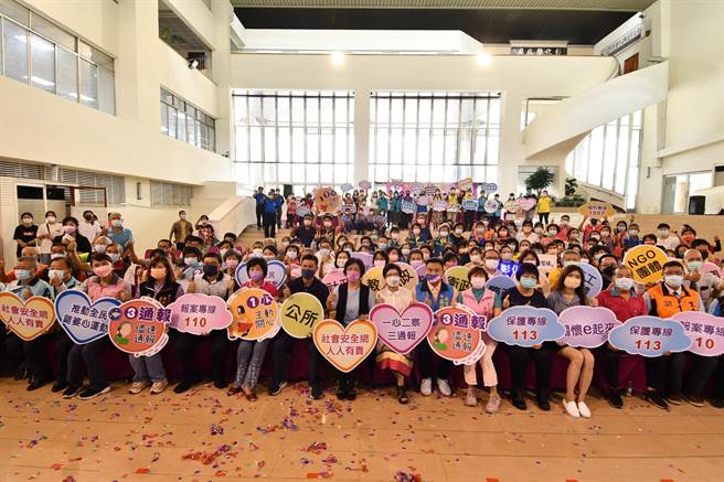 彰化縣政府為完善社會安全網，推動「全民雞婆心運動」結合縣府各局處單位體系，跨局處橫向溝通，9日在縣府中庭舉辦誓師大會。（吳建輝攝）