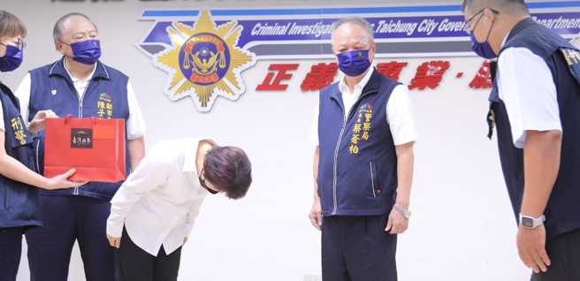 台中市市长卢秀燕向警方90度鞠躬致意。（图／取自卢秀燕脸书）