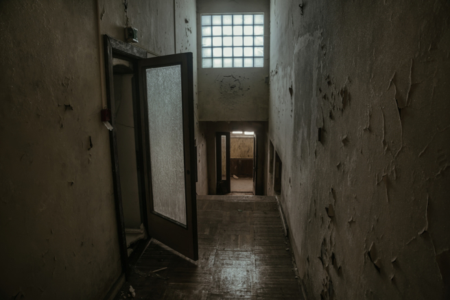 有网友分享7月交屋却出现头晕想吐的诡异经验。（示意图／shutterstock）