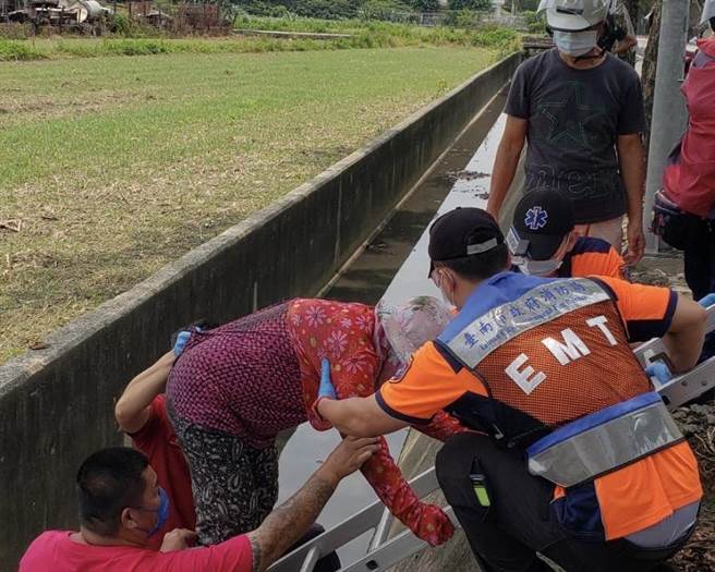 下营消防分队获报到场，赶紧架梯协助妇人脱困。（读者提供／张毓翎台南传真）