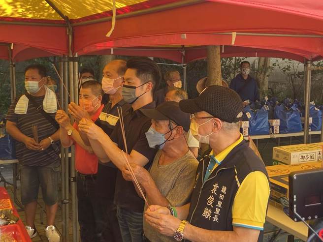 國民黨台北市長參選人蔣萬安（右三）今下午出席松山區龍城市場普渡法會。（陳薏云攝）