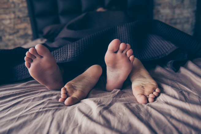 一名人妻目睹丈夫與女同事同床共枕，認為對方關係不單純，憤而提告求償。（示意圖／Shutterstock）