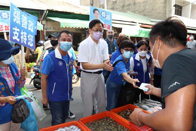 国民党桃园市长参选人张善政回忆当年维护资安遭大陆批判的过往，质疑对手阵营「当时你们又在哪」。（蔡明亘摄）