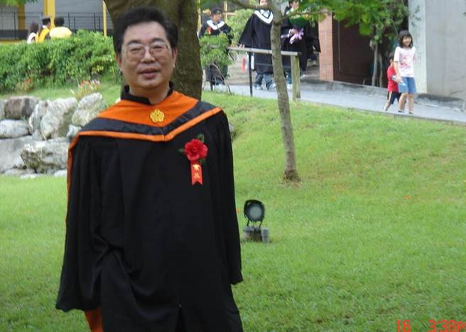 國民黨苗栗縣長參選人謝福弘也秀出自己的畢業照。（謝福弘團隊提供／李京昇苗栗傳真）