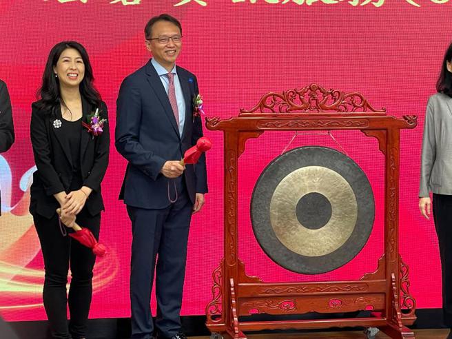 （宏碁董事长陈俊圣（右）9日以宏碁资讯董事长身分，偕宏碁资讯总经理周幸蓉（左）共同出席宏碁资讯正式挂牌上柜的敲锣仪式。图／翁毓岚）