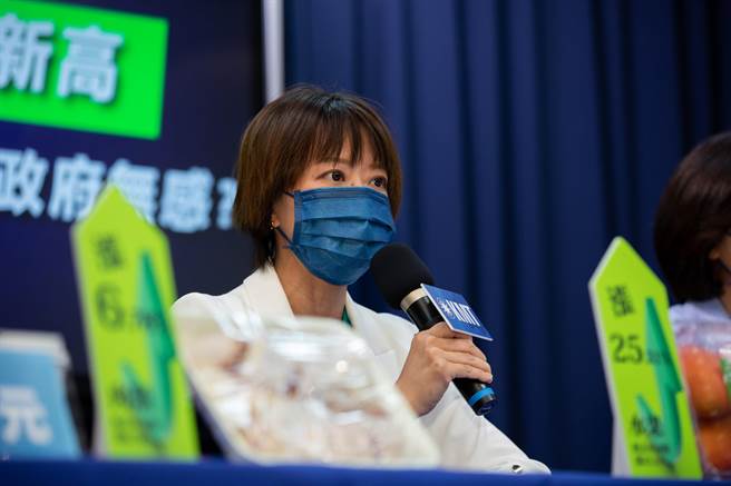 民進黨新北市長參選人林佳龍提出「65歲以上免費裝假牙」，作為參選後提出的第一項福利政策。對此，新北市議員江怡臻批評，林佳龍在擔任台中市長任內大砍老人健保補助，若執政新北恐面臨「健保全攏無」的窘境。（江怡臻提供）