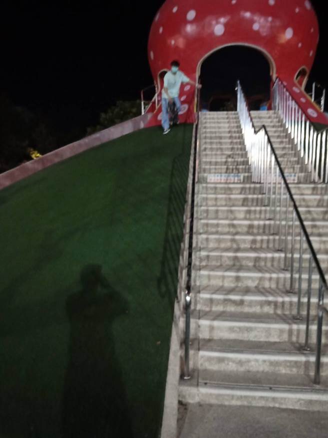 有民眾拍到年轻学生在溜滑梯人工草皮上玩滑板还屡劝不听。（民眾提供／李京升苗栗传真）