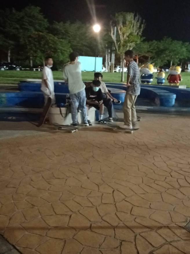 现场清洁人员劝阻，但年轻学生疑似不以为意。（民眾提供／李京升苗栗传真）