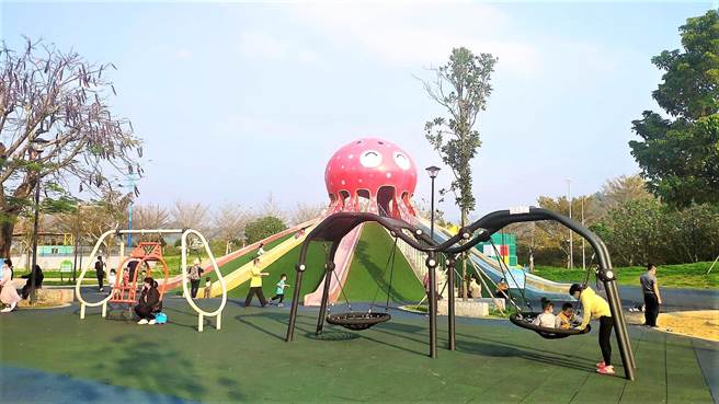 八爪章鱼溜滑梯广获好评。（李京升摄）