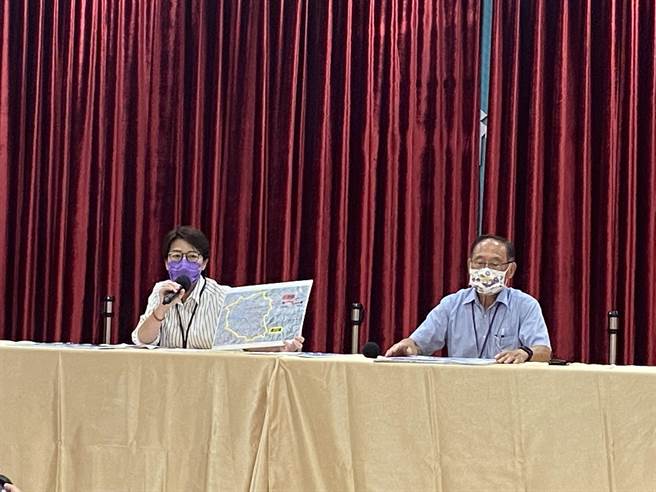台北市副市長黃珊珊（左）今協同交通局長陳學台（右）召開臨時記者會說明內科交通問題。（陳薏云攝）