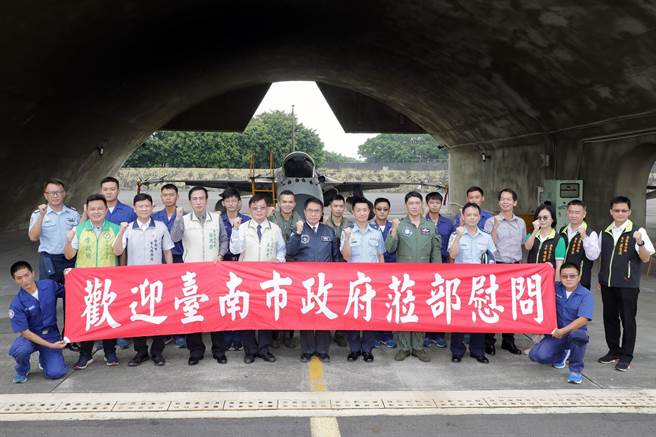台南市长黄伟哲率市府团队前往空军第一战术战斗机联队劳军，感谢国军不辞辛劳捍卫台湾领空。（市府提供／洪荣志台南传真）