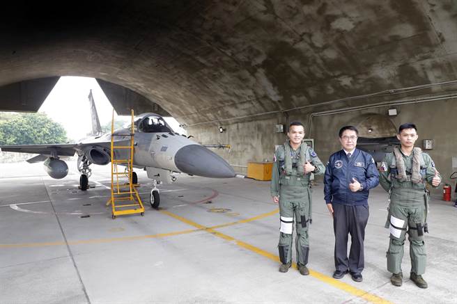 台南市长黄伟哲劳军时，还专程到战机掩体碉堡警戒室，慰勉备勤中的飞官与地勤人员。（市府提供／洪荣志台南传真）