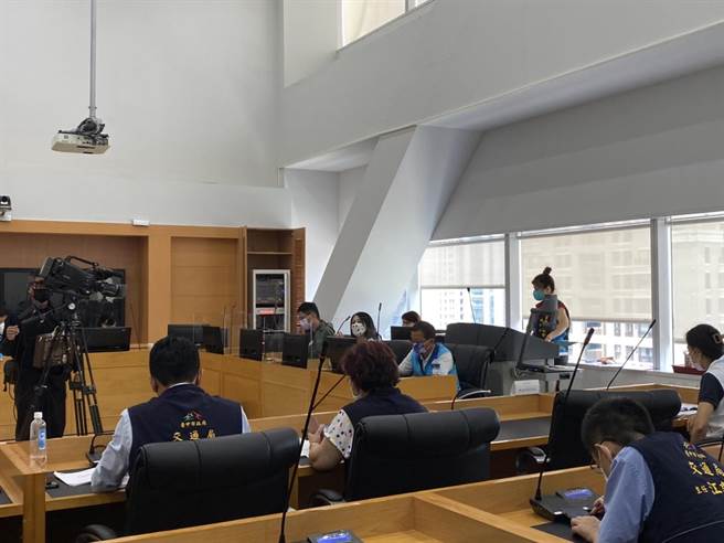 台中市議員張家銨提案幹線公車延伸到太平，培養未來捷運藍線運量。（張亦惠攝）