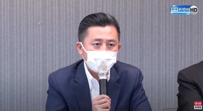 台大上午11時宣布林智堅碩士論文抄襲，撤銷學位後，林智堅隨後在下午召開記者會，公布重要事證。(翻攝自中時新聞網YouTube)