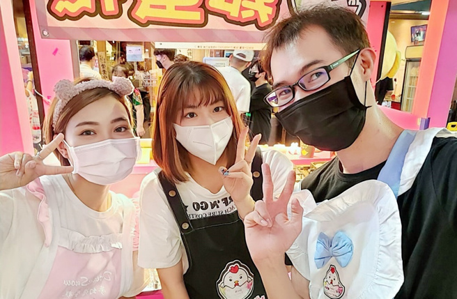 邓佳华近来转换跑道卖鸡蛋糕。(邓佳华脸书)