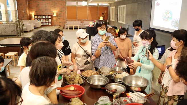 羽姍老師手作體驗越式涼拌香蕉花的調味方式教學。(照片/高苑科技大學提供)