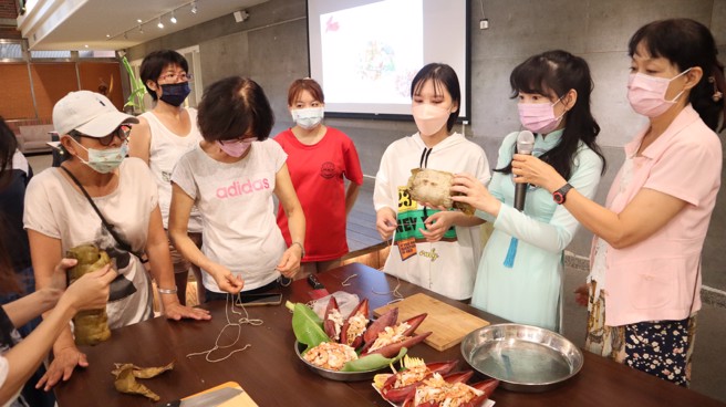 手作體驗越式涼拌香蕉花的調味方式，串聯起東南亞新住民彼此飲食文化的跨國交流。(照片/高苑科技大學提供)