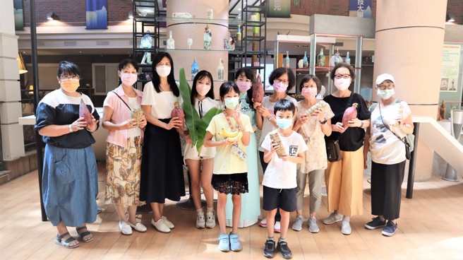 高苑科大與社區共學，了解香蕉在各個國家的習俗與傳統故事。(圖/高苑科技大學提供)