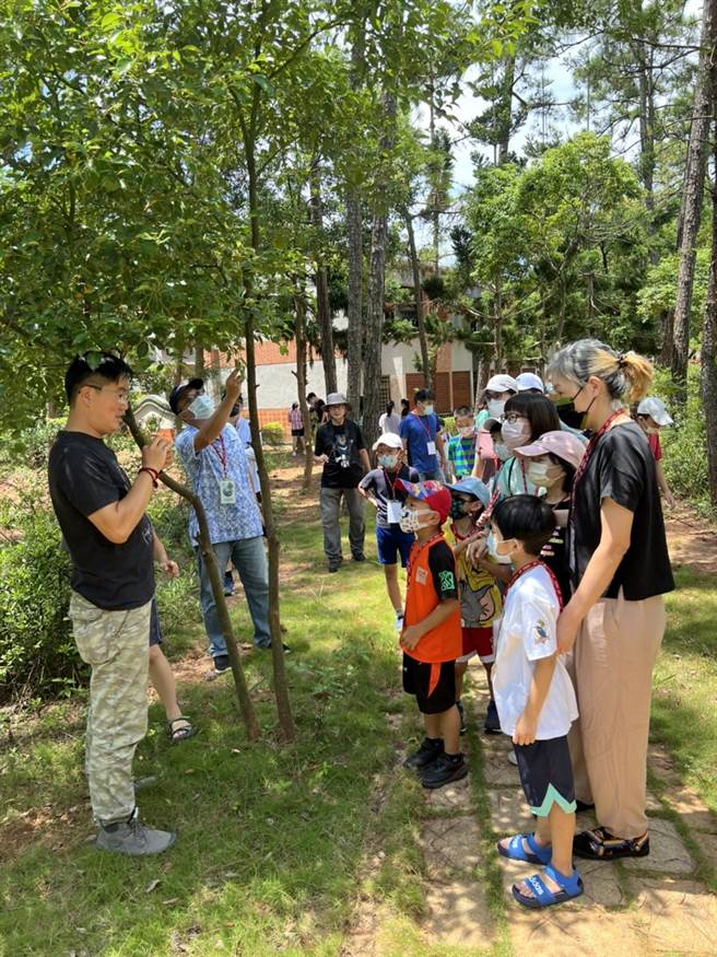 8／6至8／9登场的「金门国家公园×自然野趣-探索大自然」系列活动，吸引61组6-11岁之亲子家庭共200人次参加。（ 金管处提供）