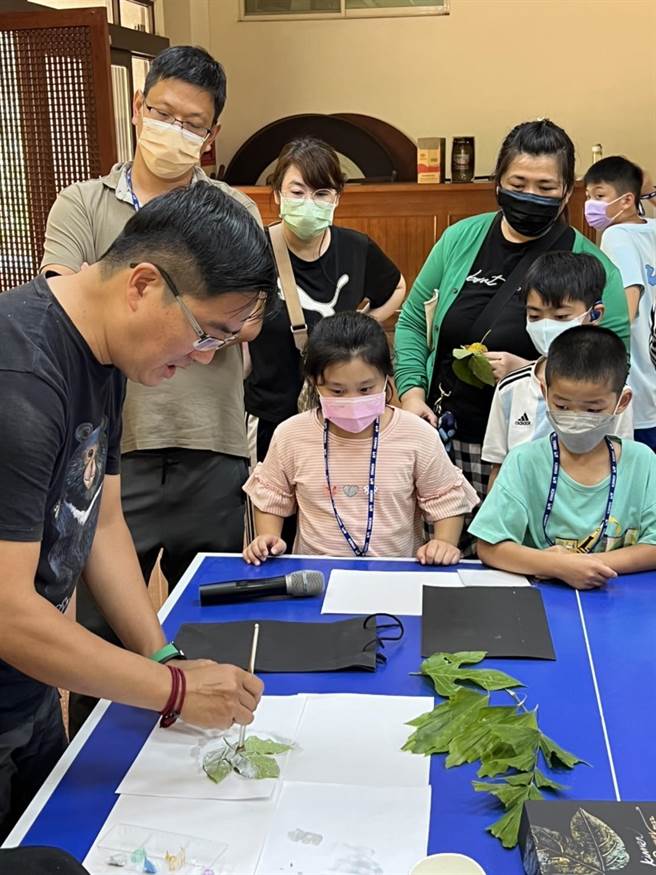 讲师透过野外拍摄的照片、影片、音乐等多样媒体素材，让亲子家庭对自已的故乡有更多认识。（ 金管处提供）