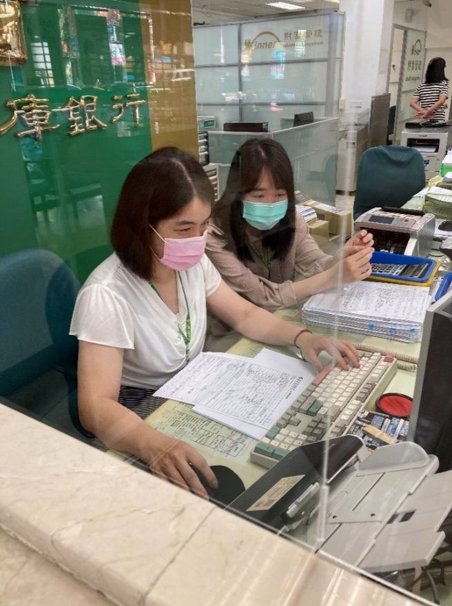 吴芳妤同学（右）于合作金库商业银行工读，协助服务臺及经办开户作业。(照片/教育部青年发展署提供)