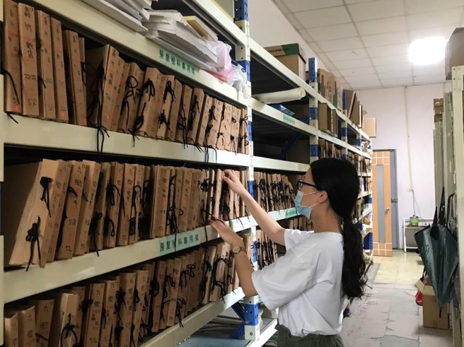 潘苡容同学于嘉义县财政税务局房屋税科工读，协助排整各乡镇税籍簿册。(照片/教育部青年发展署提供)