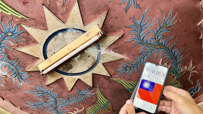 位在台南盐水竹埔社区的张圣宫，其庙门前殿上方的天花板，竟也有2个形似国徽的浮雕。（张毓翎摄）