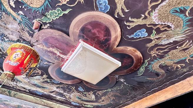 另一块天花板则有像梅花造型的浮雕图案。（张毓翎摄）