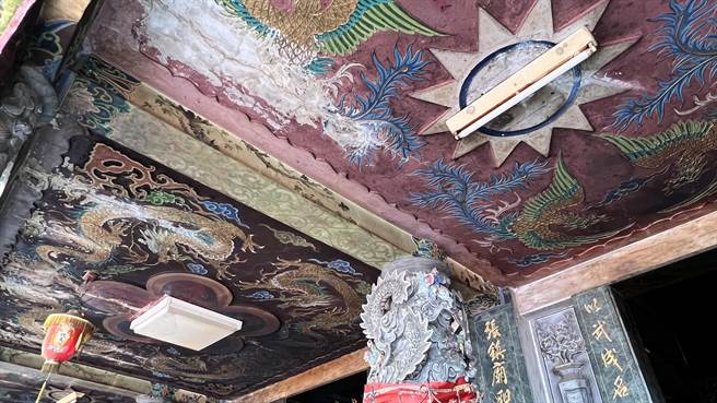 当地土生土长的78岁魏姓民眾说，庙宇重建时没人对这些图案提出疑问，后来图案又都被灯具挡住，以至于都没人发现或反映。（张毓翎摄）