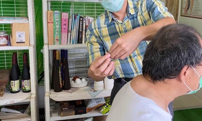 金门县卫生局今（9）日在金寧乡一家停业之诊所内，查获刘姓民眾利用「义诊」名义，透过脸书社群媒体刊登医疗广告，聘请未办理执业登记的医师执行医疗业务，不当招揽病人，全案依违反医师法及医疗法办理。（金门县卫生局提供）