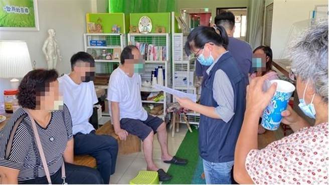 金门县卫生局今（9）日在金寧乡一家停业之诊所内，查获刘姓民眾利用「义诊」名义，透过脸书社群媒体刊登医疗广告，聘请未办理执业登记的医师执行医疗业务，不当招揽病人，全案依违反医师法及医疗法办理。（金门县卫生局提供）